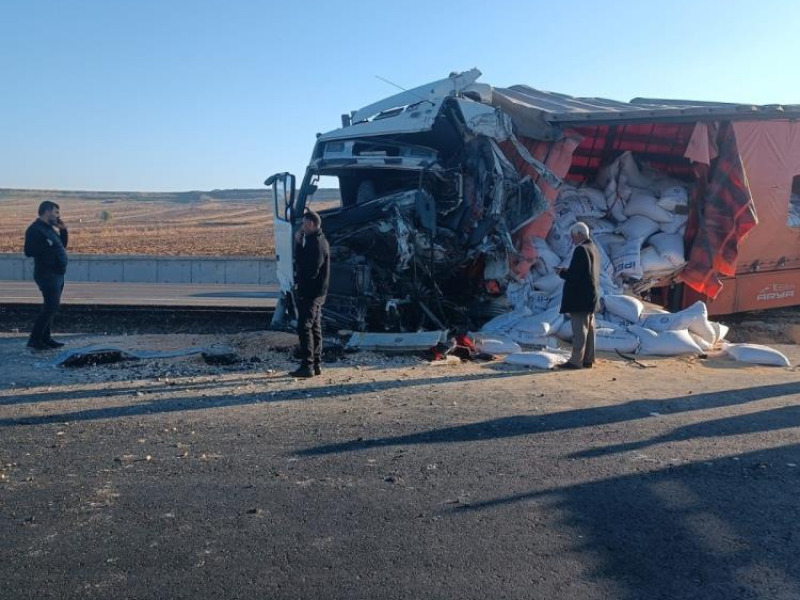 Diyarbakır’da Korkunç Çarpışma İki Tır Ve Otomobil Birbirine Girdi (2)