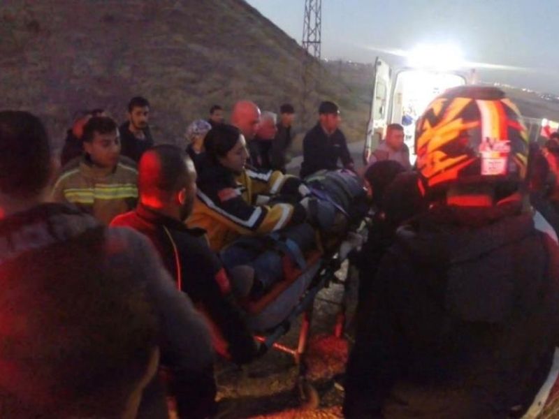 Diyarbakır’da Şarampole Yuvarlanan Araçtan Film Gibi Kurtarma (2)