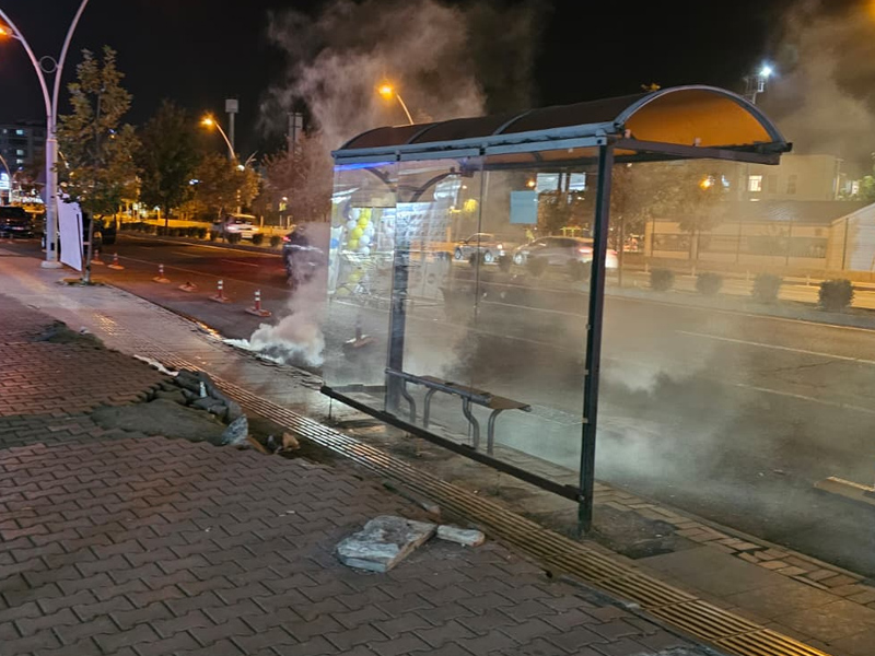 Diyarbakırda Yeraltı Elektrik Kabloları Alev Aldı Mahallede Kısa Süreli Panik6