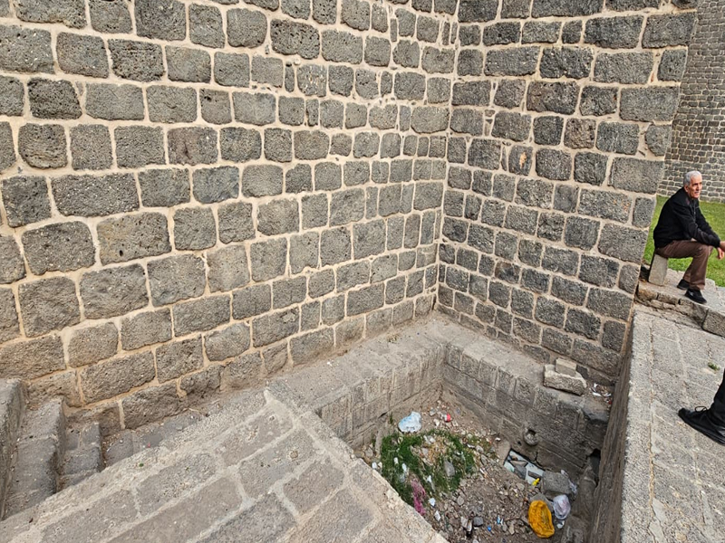 Diyarbakır’daki 500 Yıllık Tarihi Çeşme Çöplük Yuvasına Döndü4