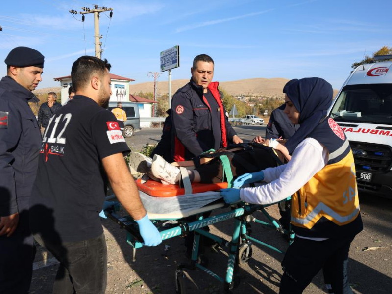 Elazığ’da Kontrolden Çıkan Araç Refüje Çarptı 1’I Bebek 6 Yaralı (3)