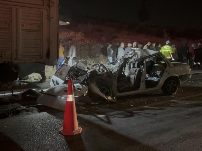 Otomobil Kamyona Arkadan Çarptı Çok Sayıda Ölü! (2)