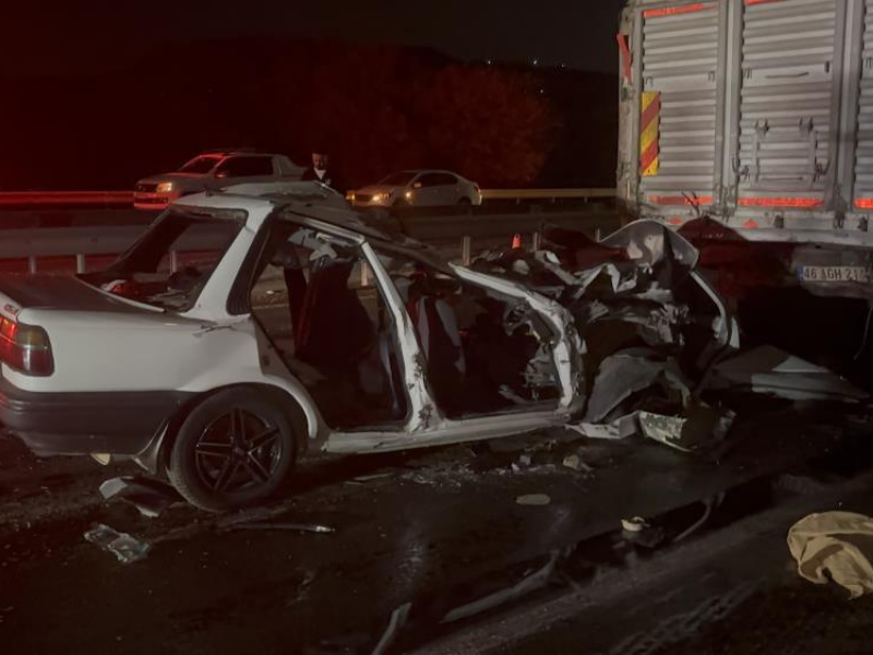 Otomobil Kamyona Arkadan Çarptı Çok Sayıda Ölü! (3)