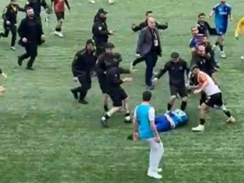 Saha Karıştı Hakem 24 Kırmızı Kart Çıkardı