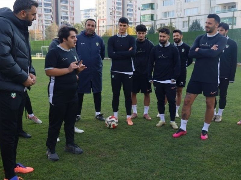 Amedspor Antrenmanında Özel Misafir Zınar Takımı Yönetti (2)