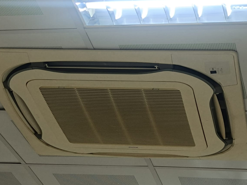 Diyarbakır Dicle Üniversitesi’nde Skandal Öğrenciler Mont Ve Bereyle Ders Işliyor2