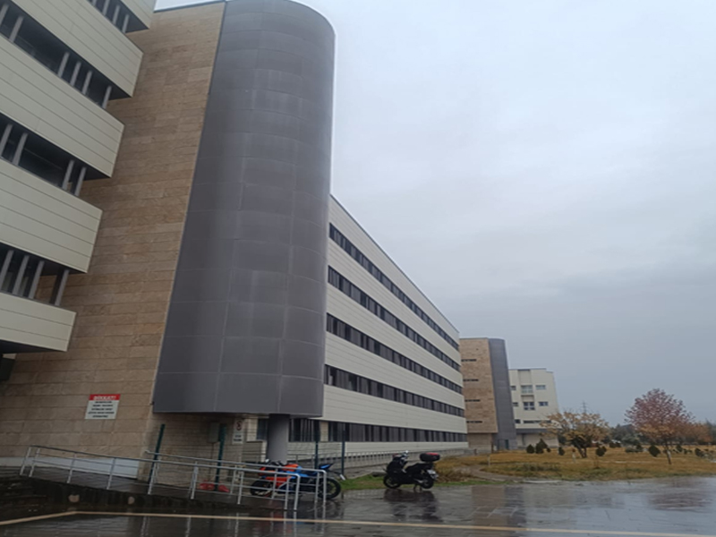 Diyarbakır Dicle Üniversitesi’nde Skandal Öğrenciler Mont Ve Bereyle Ders Işliyor3