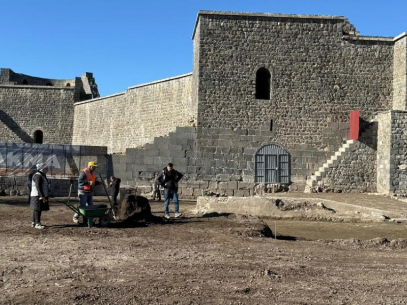 Diyarbakır İç Kale Kazısında 100 Yıllık Sur Gün Yüzüne Çıktı (2)
