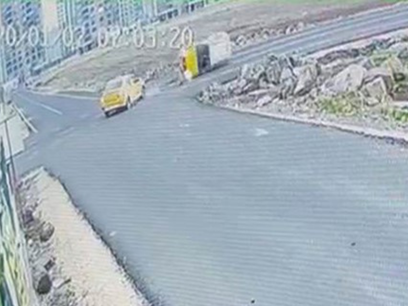 Diyarbakır’da Çarpışan Taksilerden Biri Yan Yattı (1)