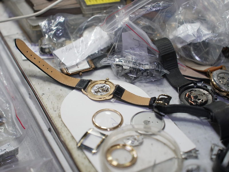 Diyarbakır’da Dört Buçuk Metrekarelik Dükkanda 55 Yıldır Duran Zamanı Ayarlıyor3-1