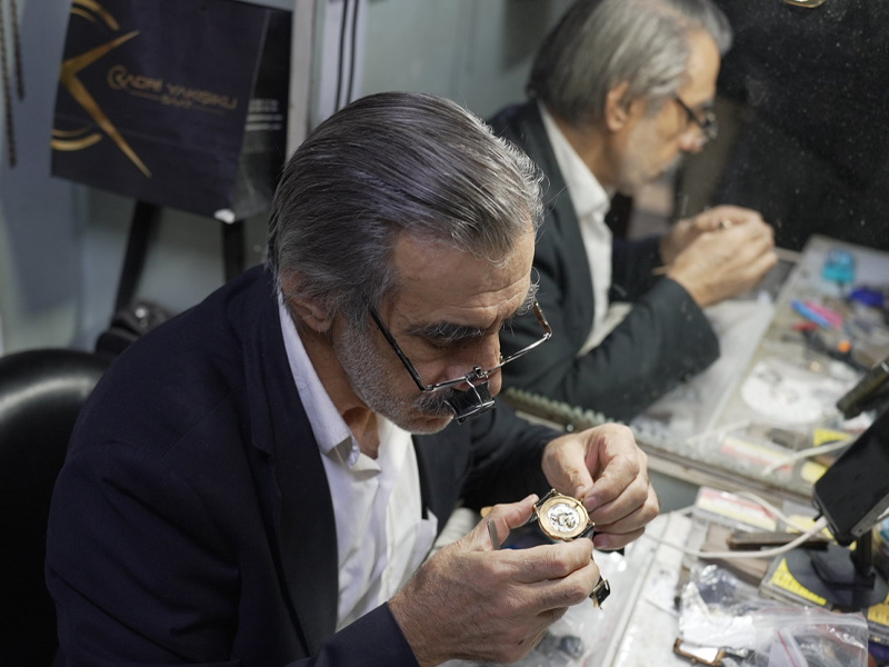 Diyarbakır’da Dört Buçuk Metrekarelik Dükkanda 55 Yıldır Duran Zamanı Ayarlıyor4-1