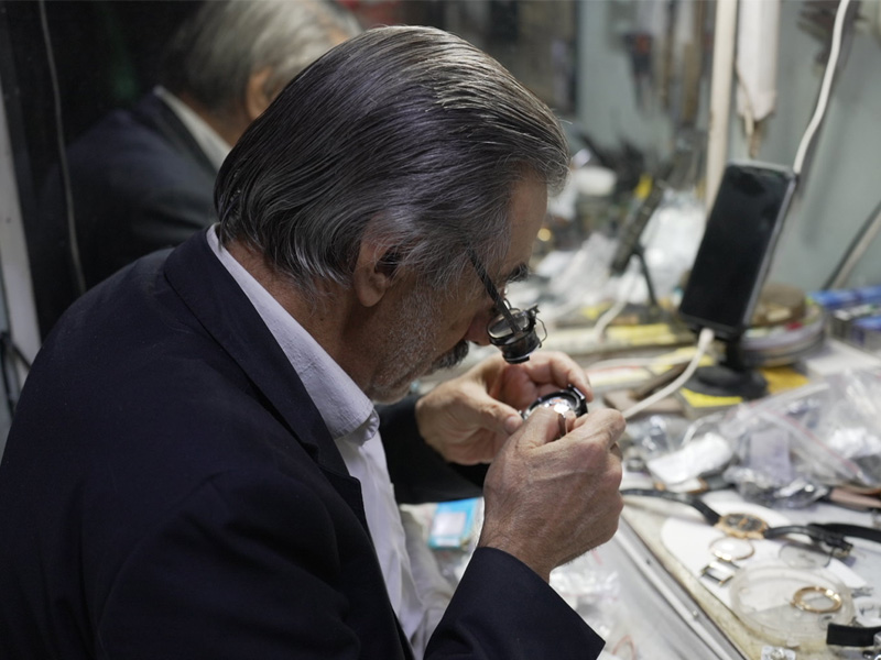 Diyarbakır’da Dört Buçuk Metrekarelik Dükkanda 55 Yıldır Duran Zamanı Ayarlıyor6-1