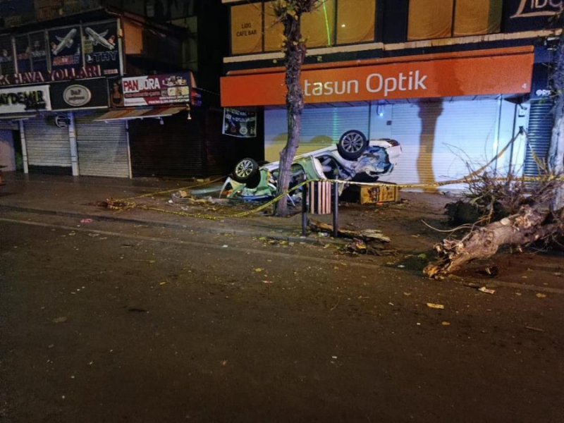 Diyarbakır’da Kaldırıma Savrulan Otomobil Can Aldı (1)