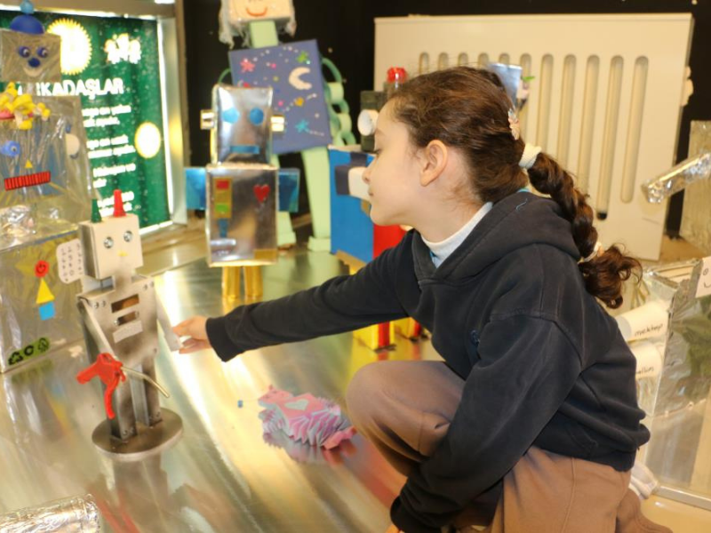 Diyarbakır’da Minik Eller Atıklardan Robot Üretti (2)