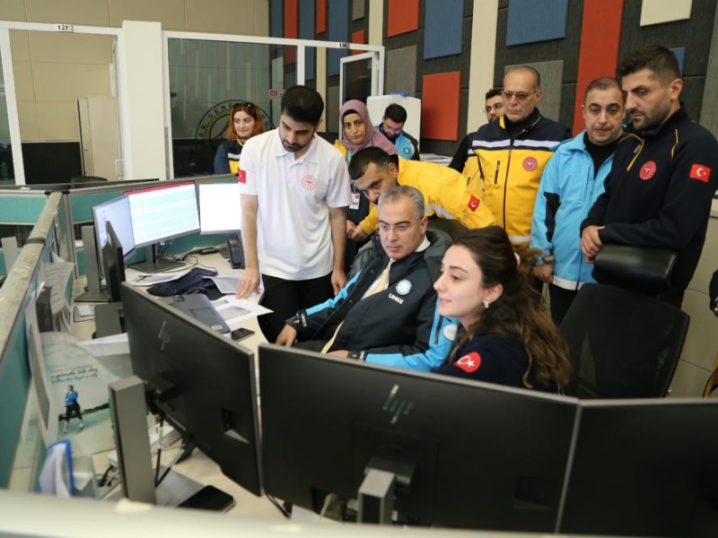 Diyarbakır’da Sağlık Müdürü 112 Çağrı Merkezinde Göreve Katıldı (1)