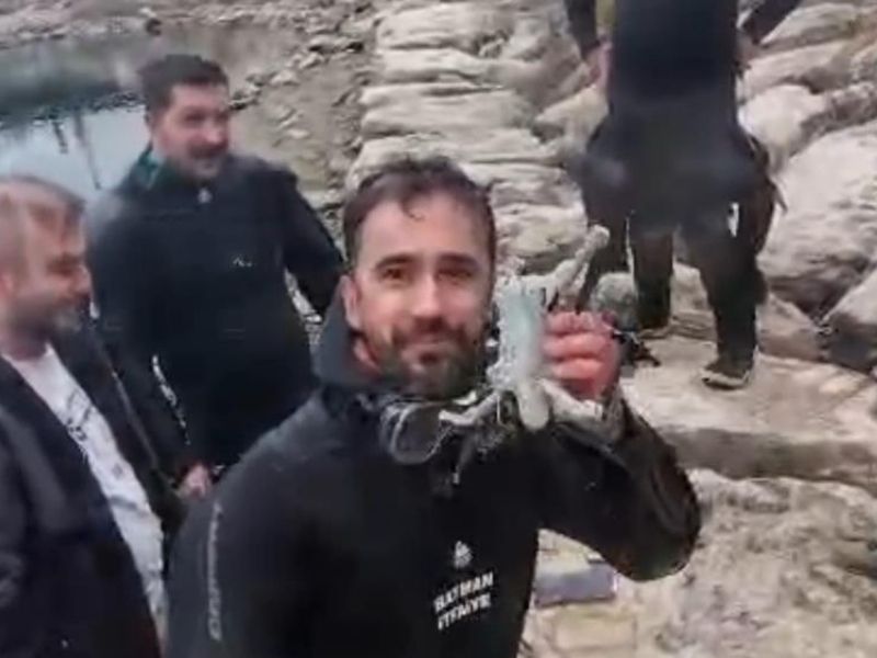 Diyarbakır'da Su Altından Çıkanlar Şaşırttı Dron, Telefon Ve Muska (2)