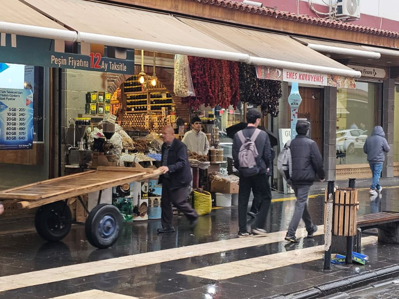 Diyarbakır’da Yağmur Esnafı Vurdu İşler Yarı Yarıya Düştü6
