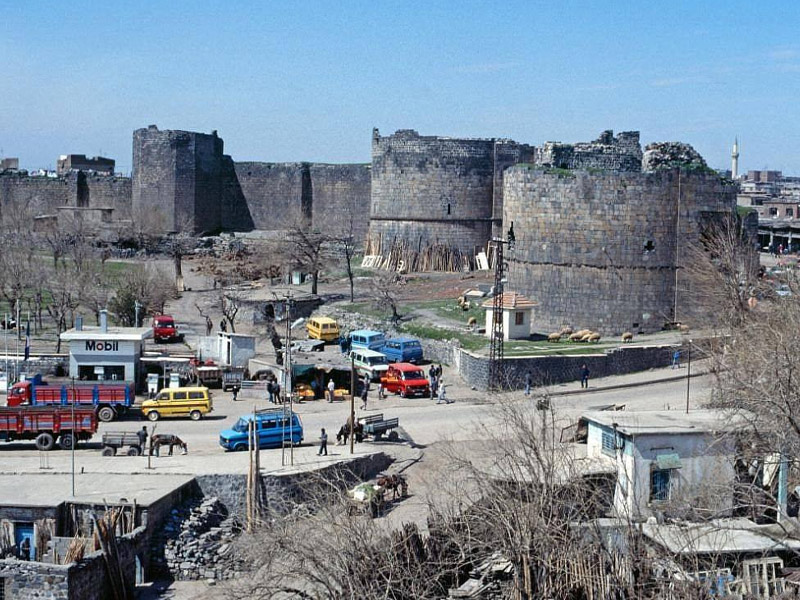 Diyarbakır’daki Asırlık Durakta Büyük Çile Şoförler Sığınacak Yer Arıyor7