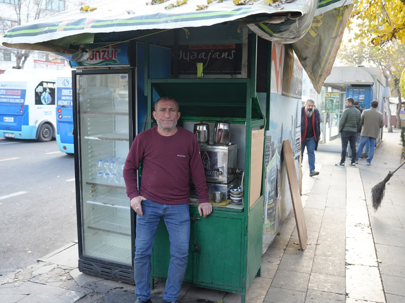 Diyarbakır’daki Çaycı 30 Yıldır Çalıştığı Duraktaki Kedileri Besliyor4
