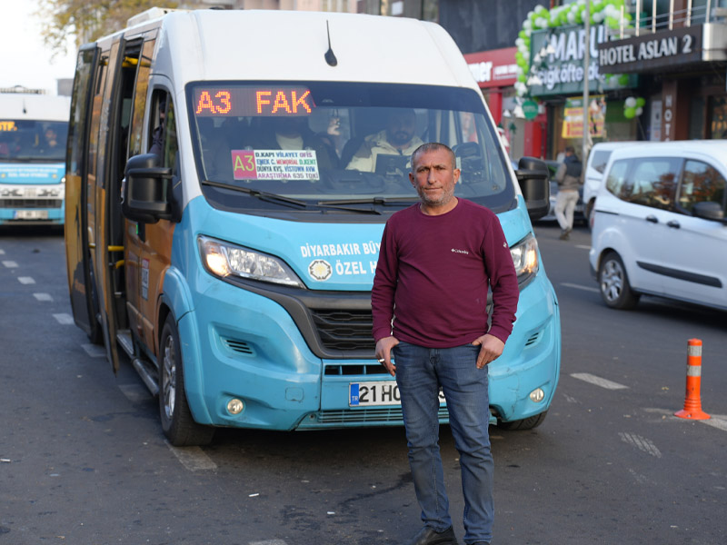 Diyarbakır’daki Çaycı 30 Yıldır Çalıştığı Duraktaki Kedileri Besliyor7