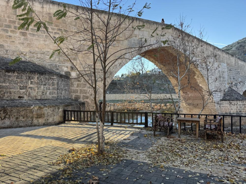 Diyarbakır’ın Asırlık Köprüsü Kış Manzarasıyla Büyülüyor (2)