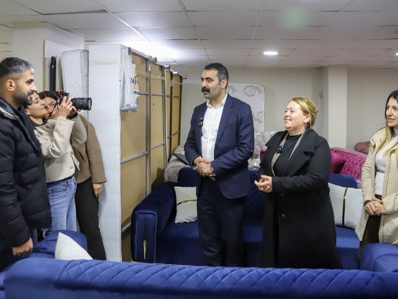 Esnafla Görüşen Diyarbakır Eşbaşkanları, 4 Ocak Mitingine Davet Etti