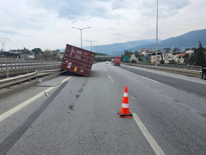 Fırtına Nedeniyle Tırlar Devrildi (1)