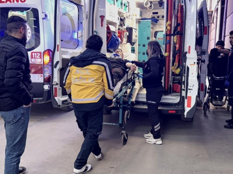 Kepçeye Çarpan Otomobilde 5 Kişi Ölümden Döndü (2)