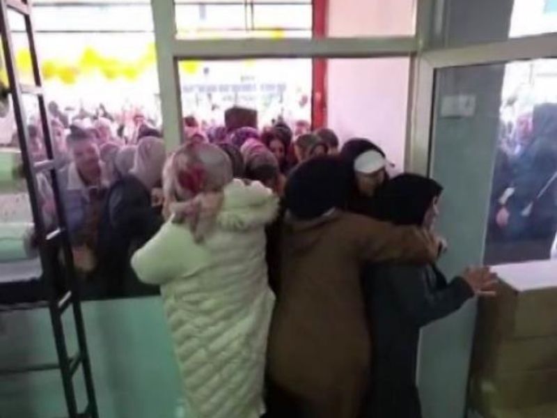 Kurdele Kesildi, Ortalık Karıştı Diyarbakır'da Indirim Izdihamı