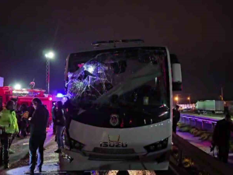 Mahkumları Taşıyan Araç Tırla Çarpıştı 23 Yaralı (2)