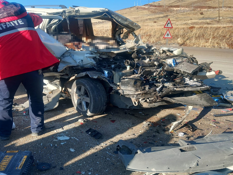 Malatya'da Minibüs Ile Tır Kafa Kafaya Çarpıştı 3 Ölü1