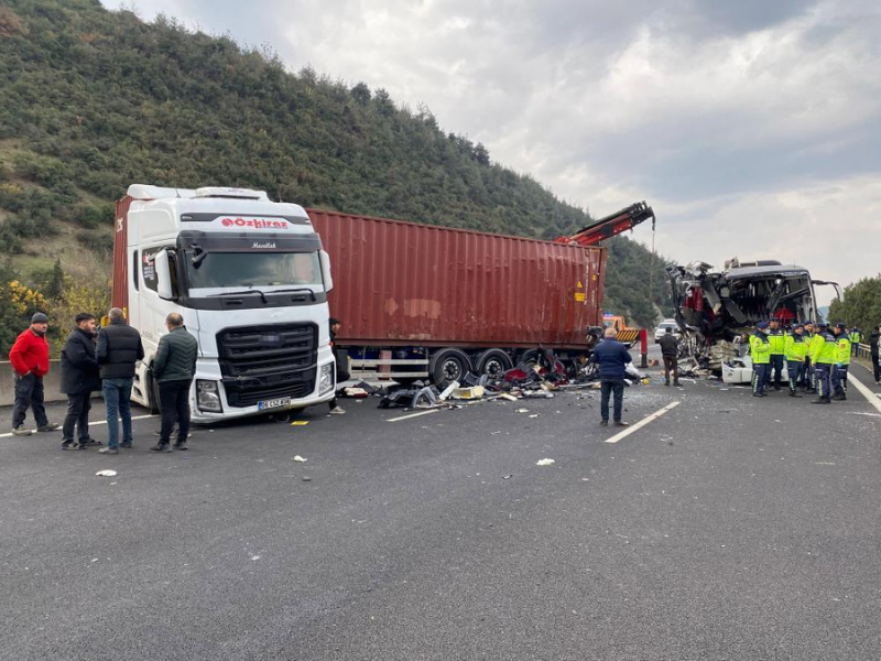 Otobüs Tıra Çarptı En Az 7 Ölü, 11 Yaralı (2)