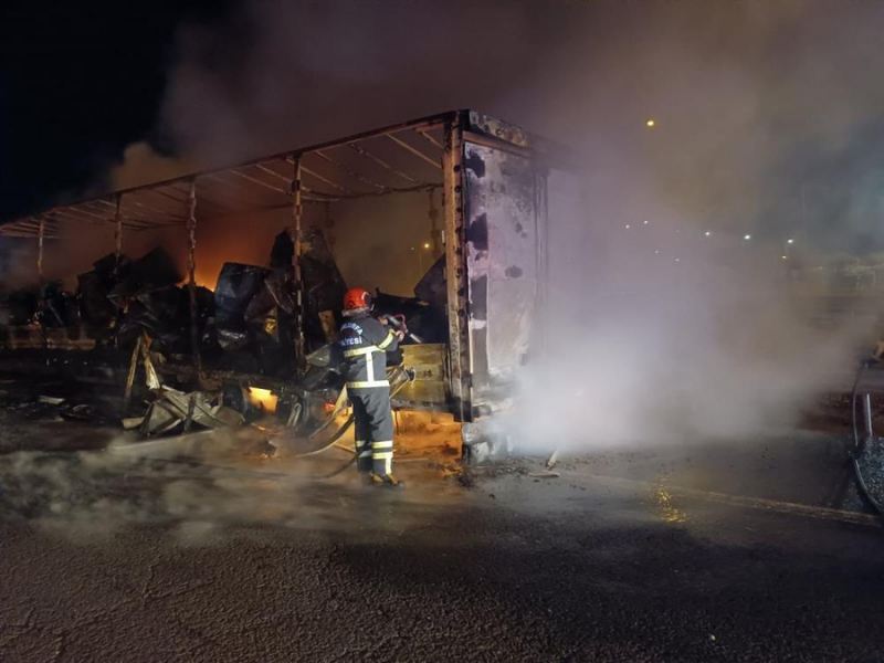 Şanlıurfa’da Beyaz Eşya Yüklü Tır Alevlere Teslim Oldu (2)