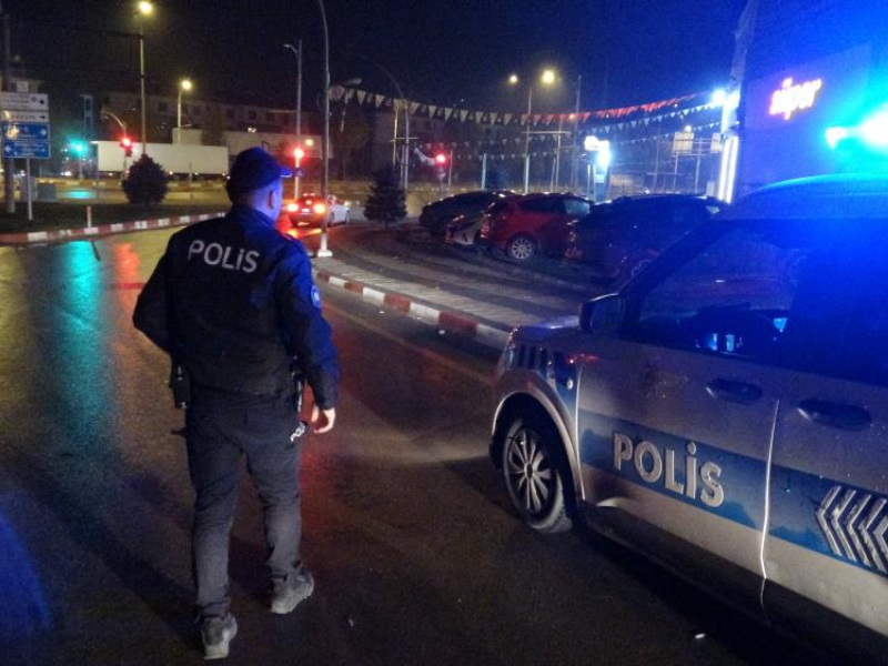 Silahla Vurduğu Kişiyi Aracına Alıp Yol Kenarına Atarak Kaçtı (1)