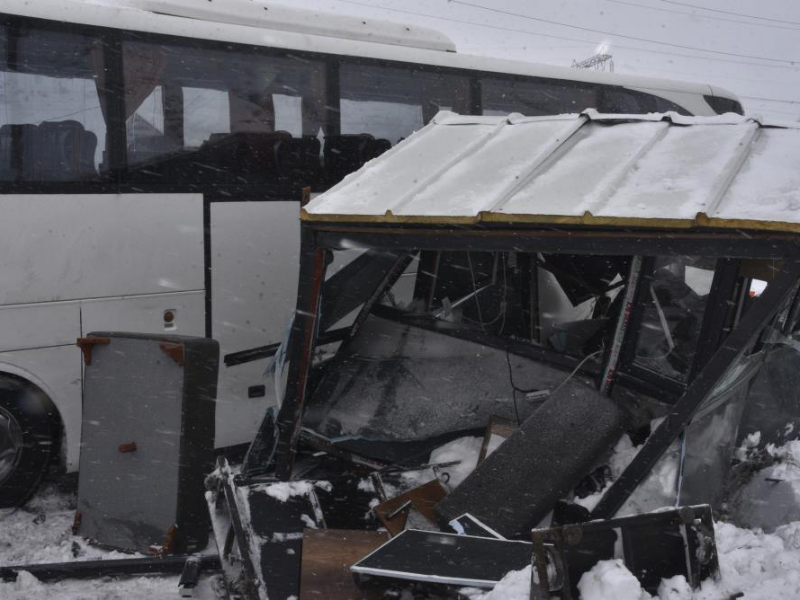 Bitlis’te Yolcu Otobüsü Polis Noktasına Çarptı 4 Yaralı (1)