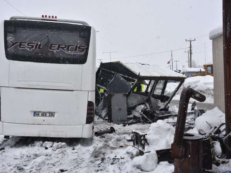 Bitlis’te Yolcu Otobüsü Polis Noktasına Çarptı 4 Yaralı (2)