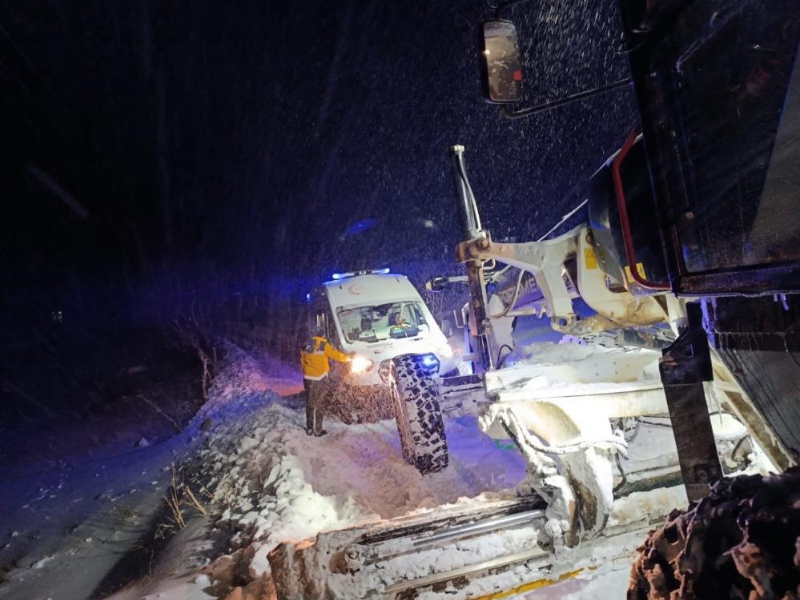 Diyarbakır’da Greyder Eşliğinde Hasta Bebeğe Ulaşıldı (1)