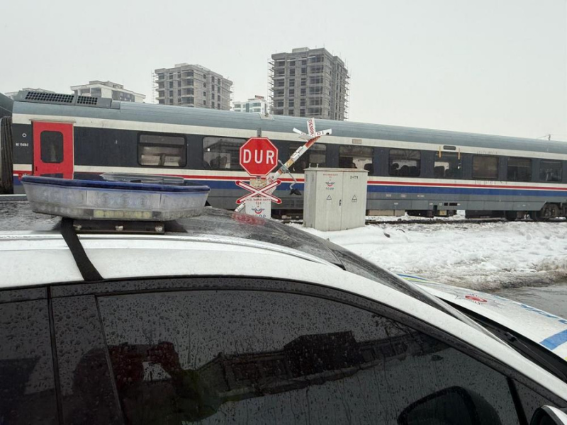 Diyarbakır’da Hemzemin Geçitte Otobüs Ile Tren Çarpıştı (1)