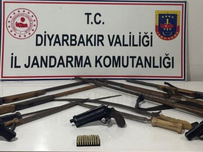 Diyarbakır’da Kaçak Sigara, Silah Ve Tarihi Objeler Ele Geçirildi (2)