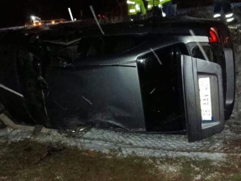 Diyarbakır’da Kontrolden Çıkan Araç Takla Attı (2)