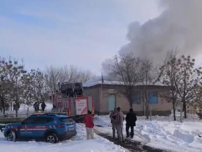 Diyarbakır’da Sobadan Çıkan Kıvılcım Okul Çatısını Yaktı (2)