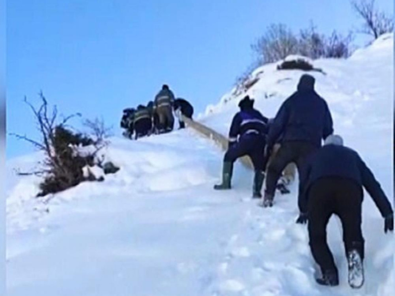 Diyarbakır'da Yoğun Kar Elektrik Hatlarını Etkiledi (1)