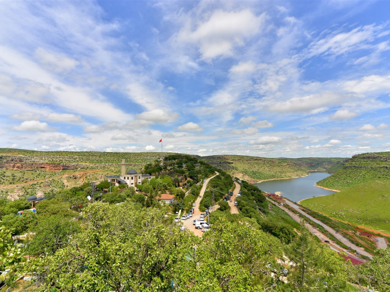 Hz. Elyesa Peygamber Makamı, Diyarbakır’ın Eğil Ilçesinde Bulunur. İlçe, Halk Arasında “Peygamberler Diyarı” Olarak Da Anılır; Çünkü Bölgede Hz. Zülkifl Makamı Ile Birlikte Farklı Peygamberlere Atfedilen Ziyaret Noktal