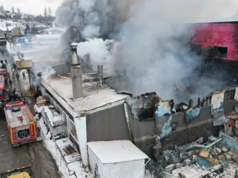 Mobilya Atölyesinde Çıkan Yangın Can Aldı (1)