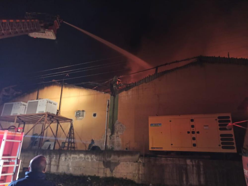 Paketleme Fabrikasında Yangın 60 Işçi Tahliye Edildi, 1 Ölü