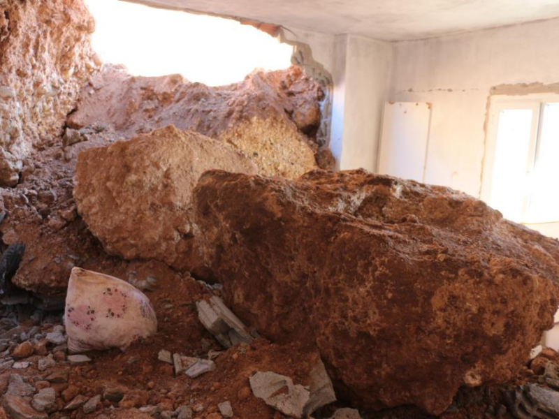 Şırnak’ta Dev Kaya Ev Üzerine Düştü (2)