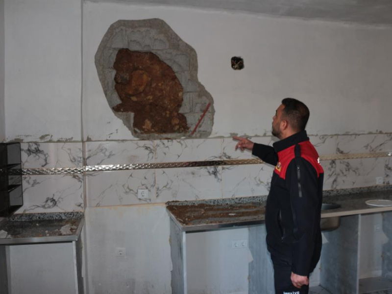 Şırnak’ta Dev Kaya Ev Üzerine Düştü (3)