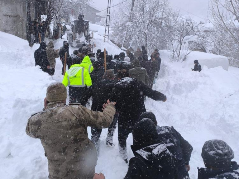 Van’da Çığ Altında Kalan Kadın Kurtarıldı (1)