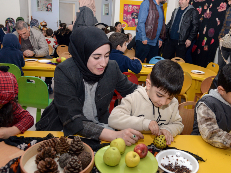 Diyarbakır’da Çocuklar Elmaları Karanfillerle Süsledi (2)