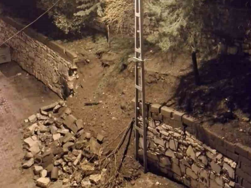 Diyarbakır’da Sağanak Yağış Istinat Duvarını Yıktı (2)